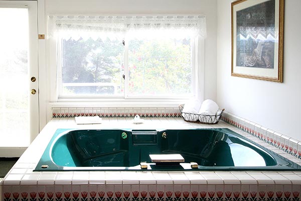 Whirlpool tub in the Terrace Room